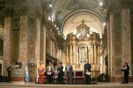 Buenos Aires Metropolitan Cathedral, May 2007: URI Leaders in Argentina join together with Episcopalian Bishop Swing (at the pulpit) and Cardinal Bergoglio — now Pope Francis — (first man on Right, holding paper) to celebrate the 10th Anniversary of URI's first gathering in Latin America. Cardinal Bergoglio with Bishop Swing in Buenos Aires Cathedral